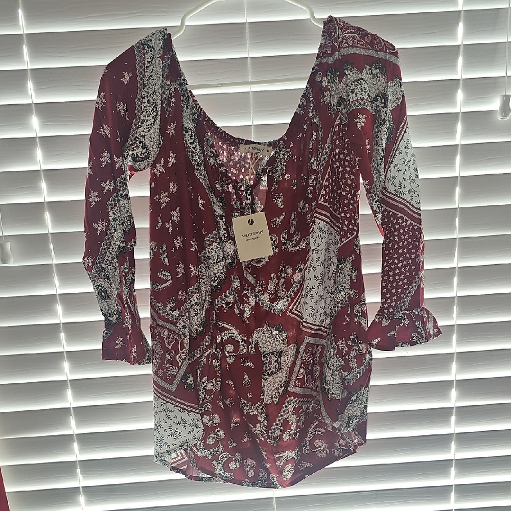 Women's Red and White Paisley Top 🦉